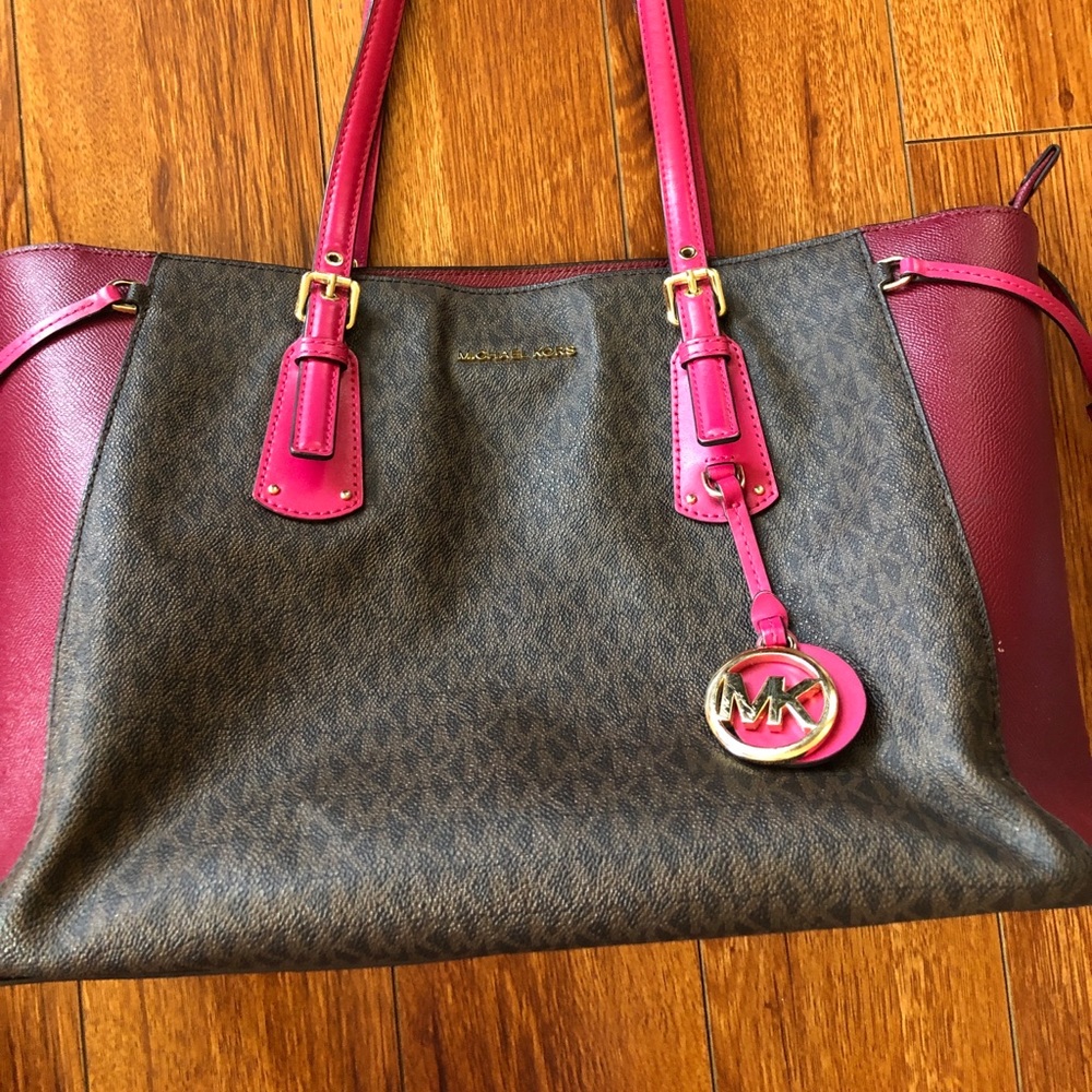 Michael Kors Voyager Medium Logo Tote Bag